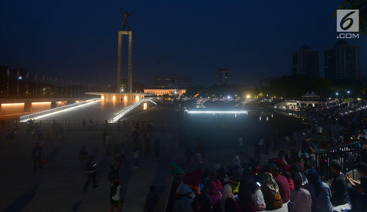 Foto Menikmati Keindahan Air Mancur Menari Lapangan Banteng