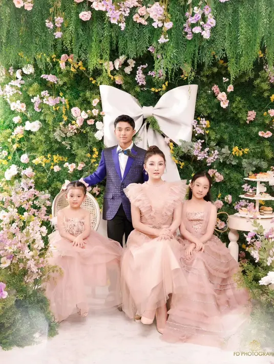 Sarwendah mengunggah foto keluarga pertamanya bersama anak-anak pasca resmi jadi single parent. Tanpa Ruben Onsu, Sarwendah tampil anggun di antara anak-anaknya [@sarwendah29]