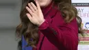 Kate Middleton, Duchess of Cambridge melambaikan tangan saat tiba untuk berkunjung ke Nower Hill High School di Harrow, London utara (24/11/2021). Ia mengikuti pelajaran sains yang mempelajari ilmu saraf dan pentingnya perkembangan anak usia dini bersama para siswa. (AFP/Pool/Kirsty Wigglesworth)