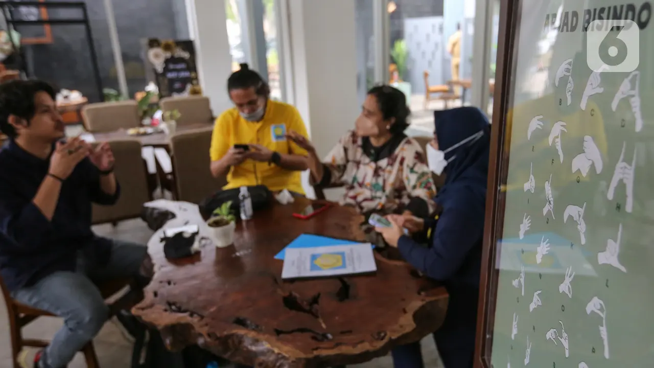 Menikmati Kopi di Kafe Tuna Rungu Serona
