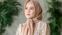 Bahkan ada netizen yang sempat dibuat pangling dengan penampilan berhijab dara berusia 26 tahun ini. Masayu Clara pun tampak menjalani pemotretan dalam balutan hijab, tampil anggun.
(Liputan6.com/IG/@masayuclara)