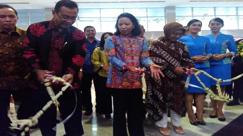 Menteri Badan Usaha Milik Negara (BUMN), Rini Soemarno dan Menteri Perhubungan (Menhub), Budi Karya Sumadi membuka acara KAI Travel Fair (KATF) 2017. (Liputan6.com/Fiki Ariyanti)