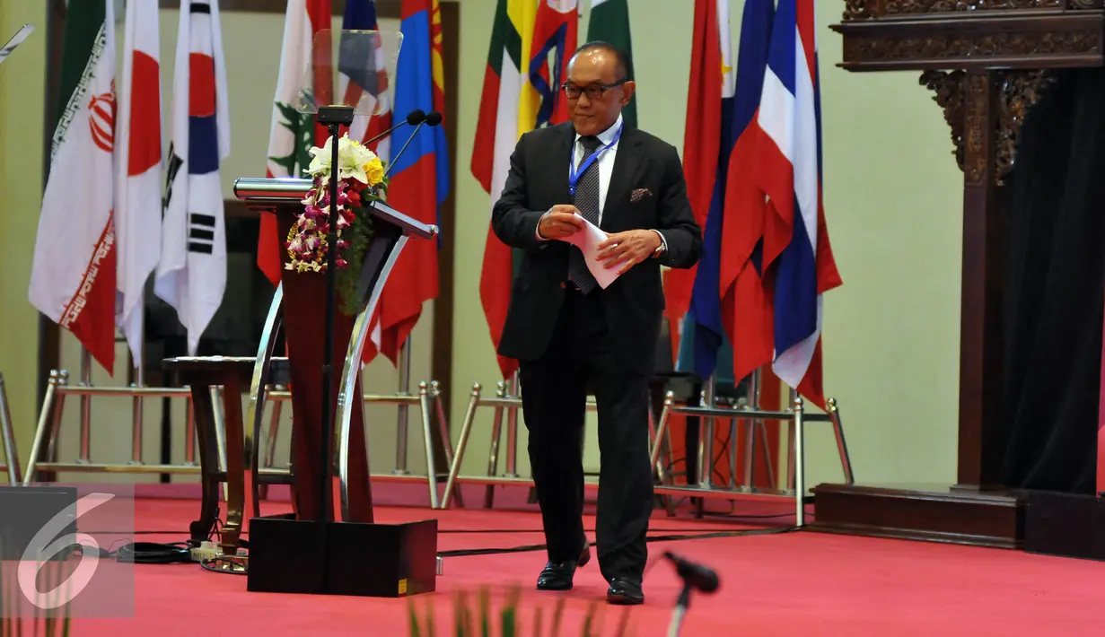 Ketua Umum Partai Golkar Aburizal Bakrie memberikan sambutan saat menghadiri ICAPP 2016 di Komplek Parlemen Senayan, Jakarta, Jumat (22/4). Konferensi tersebut diikuti oleh 48 partai politik dari 32 negara. (Liputan6.com/Johan Tallo)
