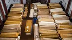 Seorang petugas memindahkan peti mati di ruang duka krematorium di Meissen, Jerman timur, 13 Januari 2021. Lonjakan kematian akibat virus corona COVID-19 di sudut timur Jerman ini mengakibatkan menumpuknya peti mati hingga tiga tingkat di ruang krematorium. (JENS SCHLUETER/AFP)