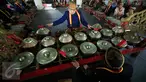 Sejumlah abdi dalem memainkan gamelan  sekaten di Bangsal Masjid Agung Kraton Surakarta, (21/12). Gamelan ini di bunyikan dan dapat di saksikan oleh masyrakat umum. (Boy Harjanto)