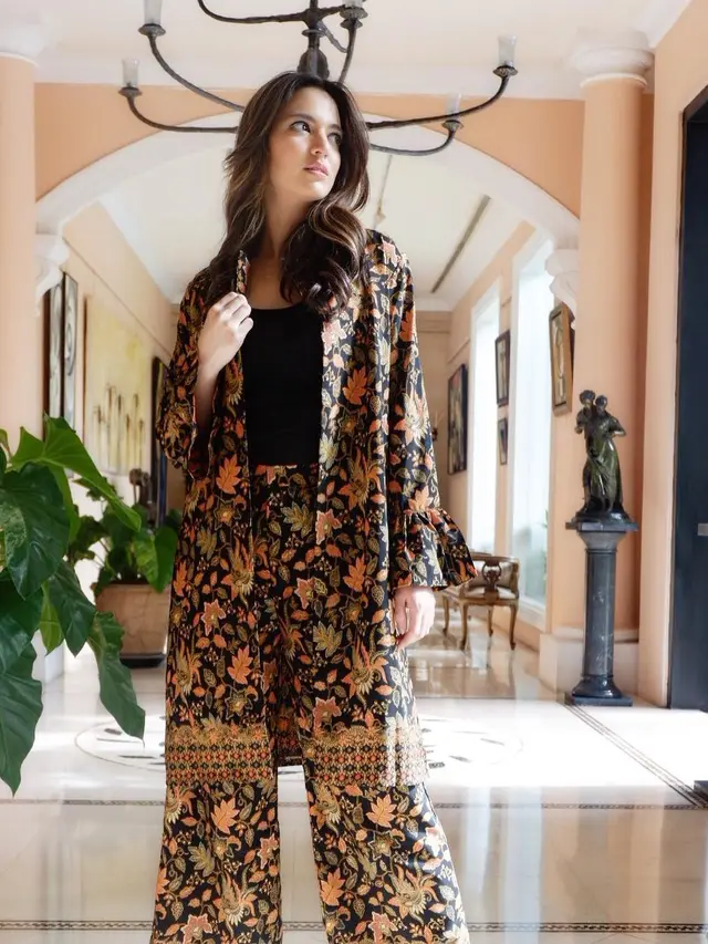 [Bintang] Bukan Cuma untuk Kondangan, Begini Padu-padan Baju Kasual Etnik Nia Ramadhani yang Super Chic