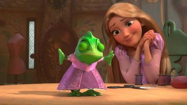 Princess Rapunzel yang melihat tingkah lucu Pascal, si bunglon kesayangan (credit: Merdeka.com/www.youtube.com)