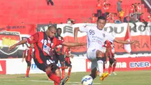 Pemain Persipura Jayapura, Jaelani Aray berduel melawan striker Bali United, Martinus Novianto dalam babak penyisihan Torabika Bhayangkara Cup 2016, Jumat (25/3/2016) di Stadion I Wayan Dipta, Gianyar. (Bola.com/Iwan Setiawan)