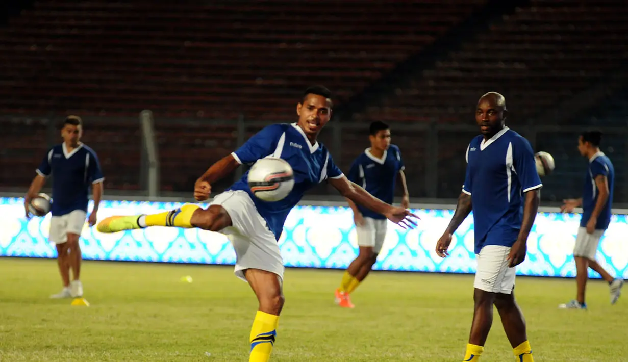 Pemain depan Arema Cronus, Hasyim Kipuw, mencoba mengontrol bola saat berlatih di Stadion GBK Jakarta, (5/8/2014). (Liputan6/Helmi Fithriansyah)