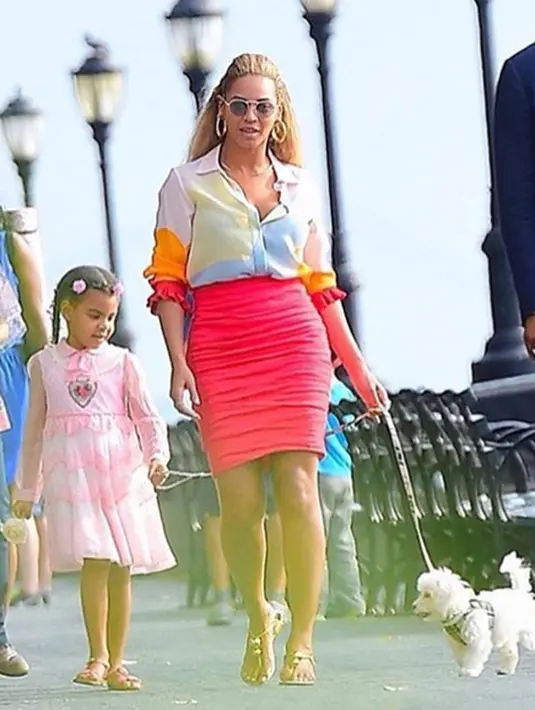 Pasca lahirnya anak kembar Beyonce dan jay Z banyak pihak yang penasaran dengan sosoknya, terlebih sebelum Beyonce mengunggah fotonya di akun Instagram. Dan kini, akta kelahirannya pun juga sudah rilis. (Instagram/Beyonce)