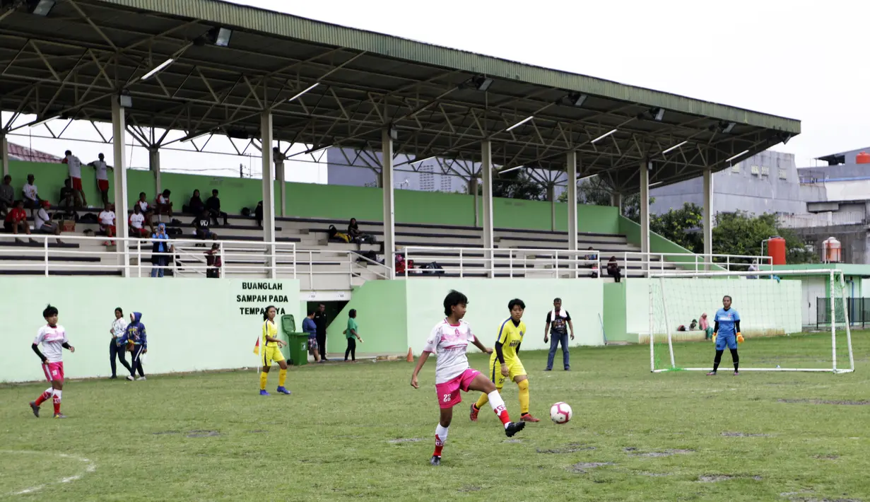Tim sepak bola perempuan Persijap saat bermain di lapangan VIJ, Petojo, Jakarta, Sabtu (16/2). Acara ini rangkaian dari Festival 125 Tahun MH Thamrin. (Bola.com/Yoppy Renato)