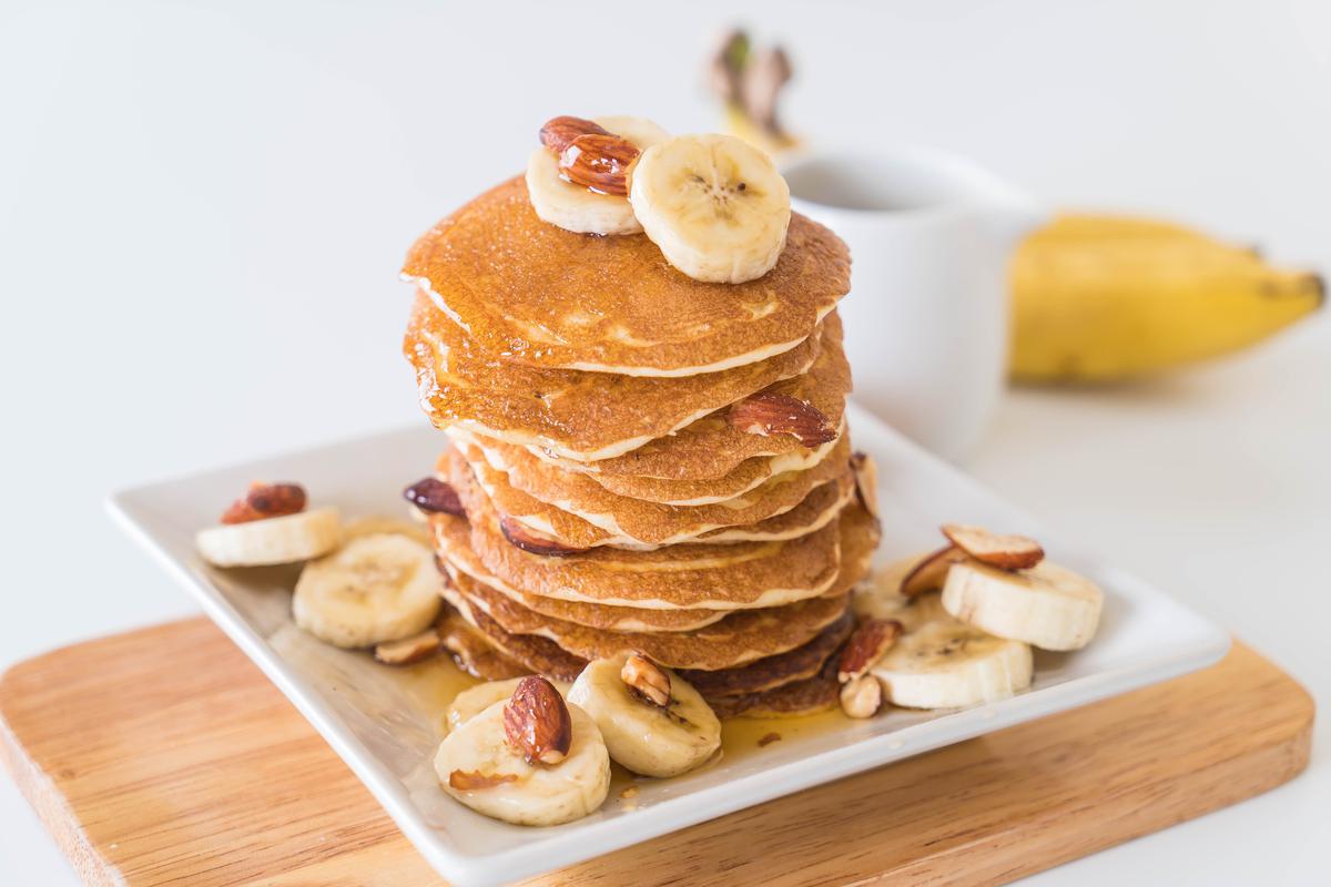 Cara Mengolah Pisang Terlalu Matang Menjadi Camilan Tanpa Oven, Salah Satunya Pancake.