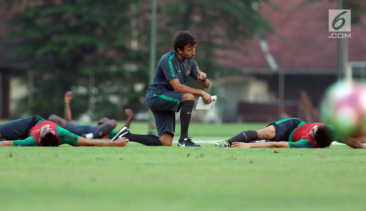 Pelatih Timnas Indonesia U-22, Luis Milla (tengah) memberi arahan pada pemainnya saat peregangan usai latihan di lapangan SPH Karawaci, Banten, Senin (7/8). Latihan ini persiapan laga di SEA Games 2017 Kuala Lumpur. (Liputan6.com/Helmi Fithriansyah)