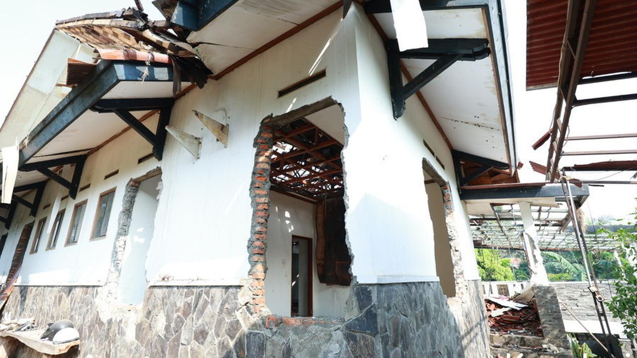 9 Potret Rumah Atalarik Syach yang Dieksekusi Aparat, Dinding Rumah Jebol dan Genteng Hancur