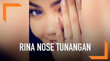 Rina Nose mengunggah foto mengejutkan di Instagram. Ia memamerkan sebuah cincin di jari manisnya disertai dengan tulisan sudah bertunangan.