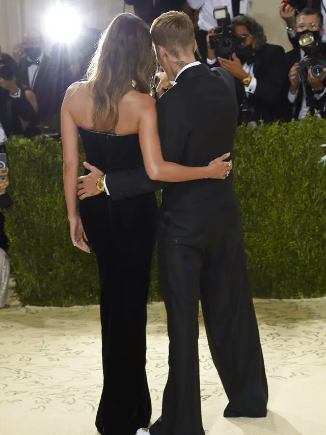 Justin Bieber - Hailey Baldwin di Met Gala 2021. (Evan Agostini/Invision/AP)