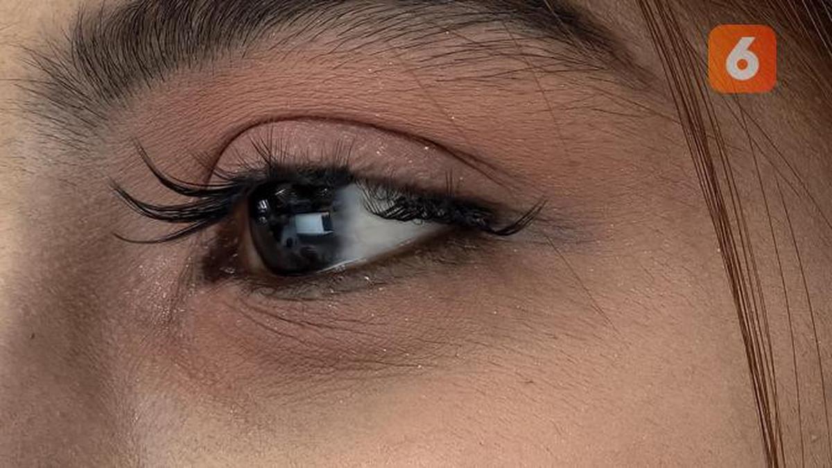 Hasil Foto Makro Mata, terlihat pantulan cahaya (Liputan6/Arief Ferdian Maulana)