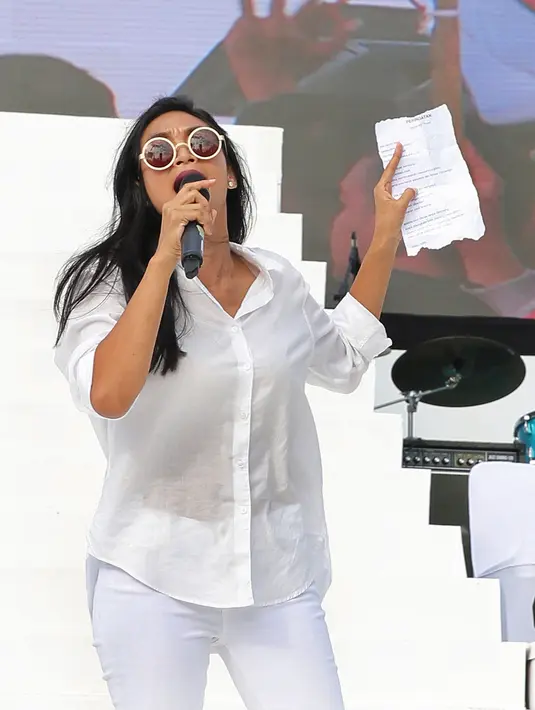 Sederet artis menjadi penampil seperti Slank, Jay Subiakto, Marcello Tahitoe, Tompi, Once, Dian HP, Sandhy Sondoro, Kikan, Krisdayanti, PMR, Dira Sugandi, Shanty, Gita Gutawa, Project Pop, Happy Salma, Iwa K, dan masih banyak lagi. (Bambang E. Ros/Bintang