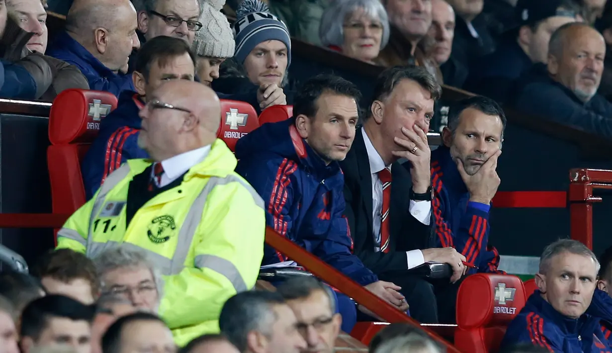 Louis Van Gaal bersama asisten manajer Ryan Giggs saat melihat para pemain bertanding melawan Chelsea pada lanjutan Liga Inggris di Stadion Old Trafford, Inggris (28/12). Mu bermain imbang dengan Chelsea dengan skor 0-0. (Reuters/Phil Noble)