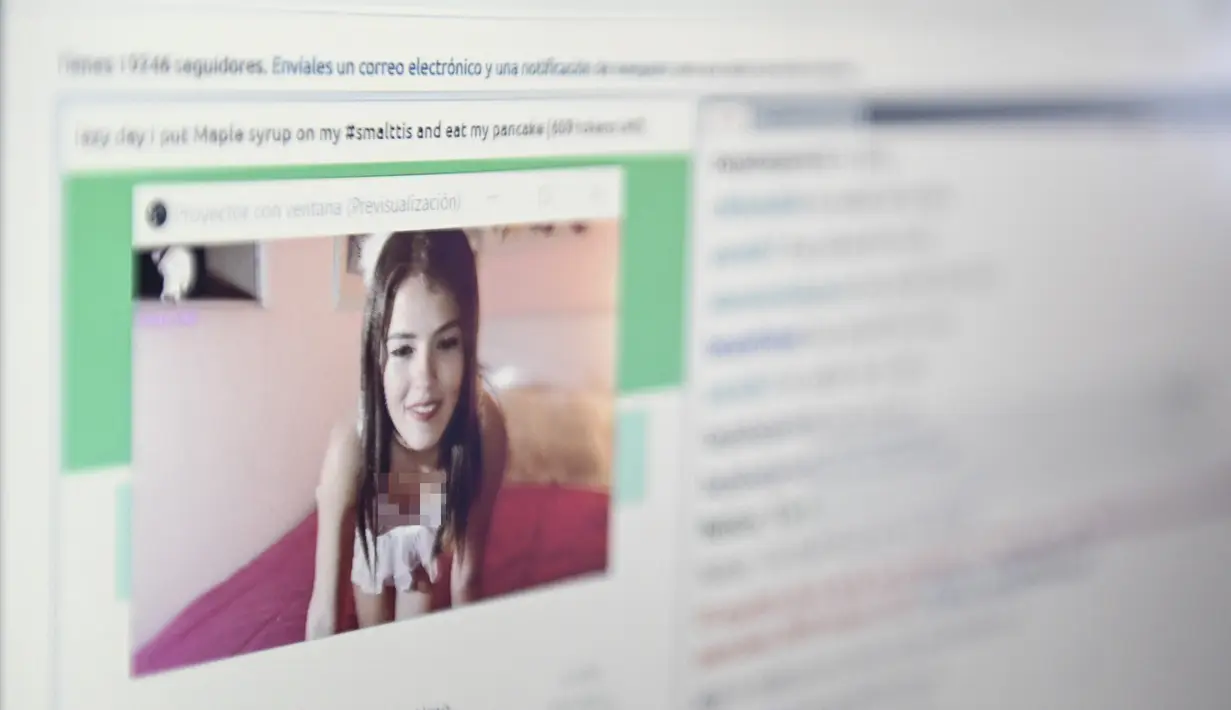 Model Rebecca tampil dalam sesi webcam di apartemennya di Medellin, Kolombia, Sabtu (11/4/2020). Selama pandemi virus corona COVID-19, model webcam Kolombia lebih banyak menghabiskan waktu untuk mendengar dan menawarkan saran kepada kliennya dalam menghadapi karantina. (JOAQUIN SARMIENTO/AFP)