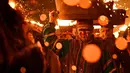 Festival ini melibatkan prosesi 45 pria yang membawa tong-tong berisi tar, serbuk gergaji, kayu bakar, dan parafin di kepala mereka. (Oli SCARFF/AFP)