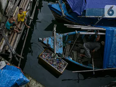 Anak-anak bermain di kawasan Kampung Akuarium, Jakarta, Selasa (17/2/2021). Badan Pusat Statistik (BPS) mengungkapkan jumlah penduduk miskin Indonesia pada September 2020 mencapai 27,55 juta orang, meningkat 2,76 juta dibandingkan posisi September 2019. (Liputan6.com/Faizal Fanani)