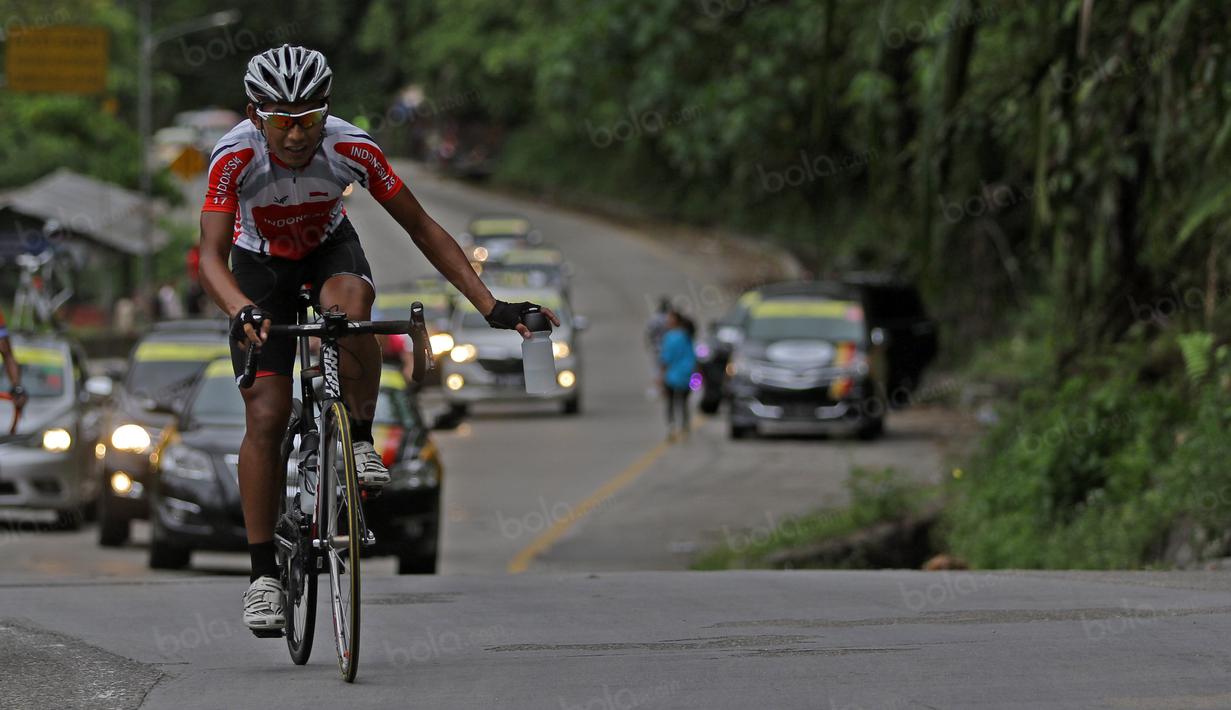 Pebalap dari Tim Indonesia melintasi jalur tanjakan etape ke-6 Tour de Singkarak 2016 menuju  Sawah Lunto, Sumatera Barat, Kamis (11/8/2016). (Bola.com/Nicklas Hanoatubun)