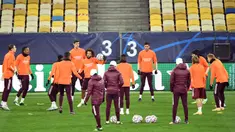 Para pemain Real Madrid mengikuti sesi latihan di Olympiyskiy Stadium, Kiev, Senin (30/11/2020), jelang laga matchday ke-5 Grup B Liga Champions 2020/21 menghadapi tuan rumah Shakhtar Donetsk, Selasa (1/12/2020). (AFP/Sergei Supinsky)