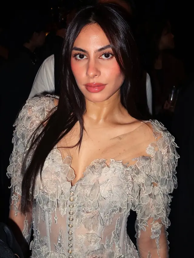 Gaya Valerie Thomas Tampil Pantsless. [@valerieethomas]