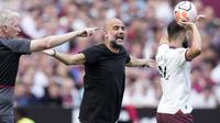 Reaksi kecewa pelatih Manchester City, Pep Guardioala di depan pelatih West Ham United, David Moyes pada laga pekan kelima Premier League 2023/2024 di London Stadium, London, Sabtu (16/9/2023) malam WIB. (AP Photo/Kin Cheung)