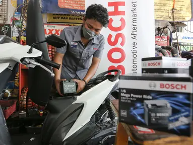 Mekanik memasang aki Bosch di salah satu bengkel di Jakarta, Jumat (22/4/2022). Bosch menggagas Kampanye Silaturahmi Aman dan Nyaman dengan membagikan lebih dari 300 aki kepada para pemilik sepeda motor di Jabodetabek selama periode 23-28 April dengan mengunjungi akun Instragram Bosch Automotive Aftermarket @boschautomotiveid.(Liputan6.com/Fery Pradolo)
