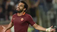 Gelandang AS Roma, Mohamed Salah, merayakan gol yang dicetaknya ke gawamh Crotone pada laga Serie A di Stadium Olympic, Italia, Rabu (21/9/2016). (AFP/Andreas Solaro)