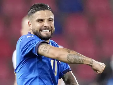 Pemain Italia, Lorenzo Insigne, melakukan selebrasi usai mencetak gol ke gawang Republik Ceko pada laga uji coba di Stadion di Reanto Dall'Ara, Sabtu (5/6/2021). Italia menang dengan skor 4-0. (AP/Antonio Calanni)