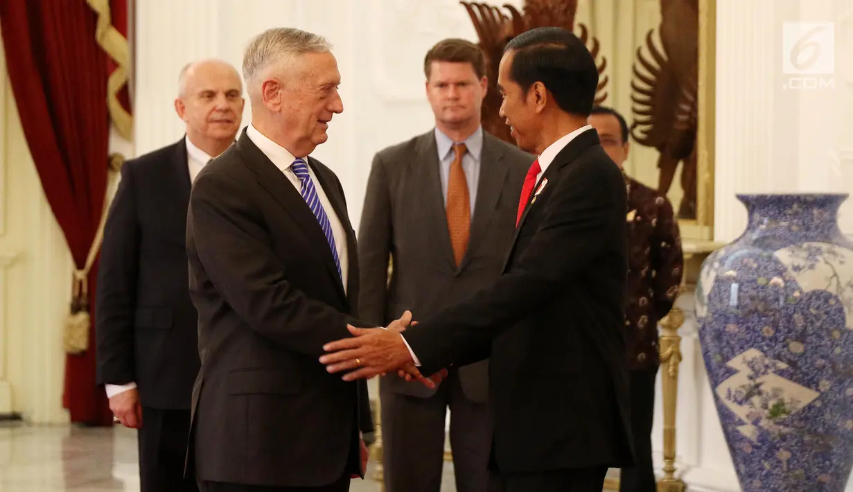Presiden Jokowi berjabat tangan dengan Menteri Pertahanan Amerika Serikat (AS) James Mattis saat bertemu di Istana Merdeka, Jakarta, Selasa (23/1). (Liputan6.com/Angga Yuniar)