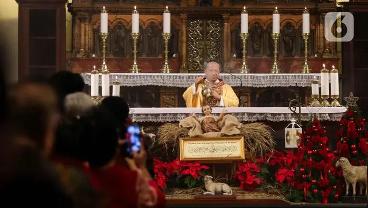 Khidmat, Misa Malam Natal di Gereja Katedral Jakarta