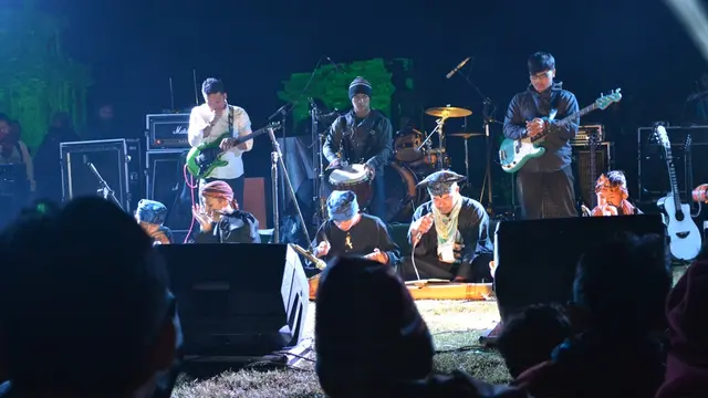 Musik etnik dalam pagelaran Jazz Atas Awan 2013 di kompleks Candi Arjuna, Dieng, Banjarnegara, Jawa Tengah. (Foto: Liputan6.com/Muhamad Ridlo)