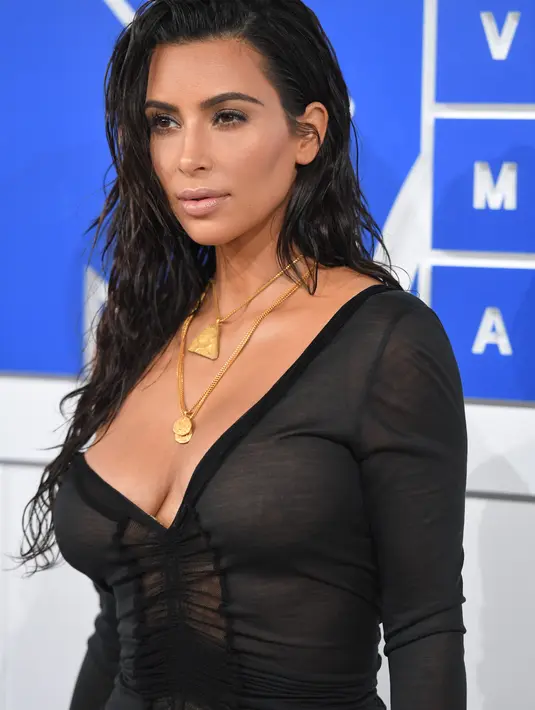 Tersiar kabar, Kim dirampok oleh dua laki-laki yang melakukan penyamaran. Namun, sumber lain mengatakan pelaku perampokan yang menimpa Kim berjumlah lima orang. (AFP/Bintang.com)