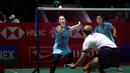 <p>Ganda putri Indonesia, Lanny Tria Mayasari/Ribka Sugiarto mengembalikan bola ke arah lawannya, pasangan Jerman, Linda Efler/Isabel Lohau pada laga babak 32 besar Daihatsu Indonesia Masters 2024 di Istora Senayan, Jakarta, Selasa (23/1/2024). Lanny Tria Mayasari/Ribka Sugiarto menang dua game langsung 22-20, 21-17. (Bola.com/Bagaskara Lazuardi)</p>