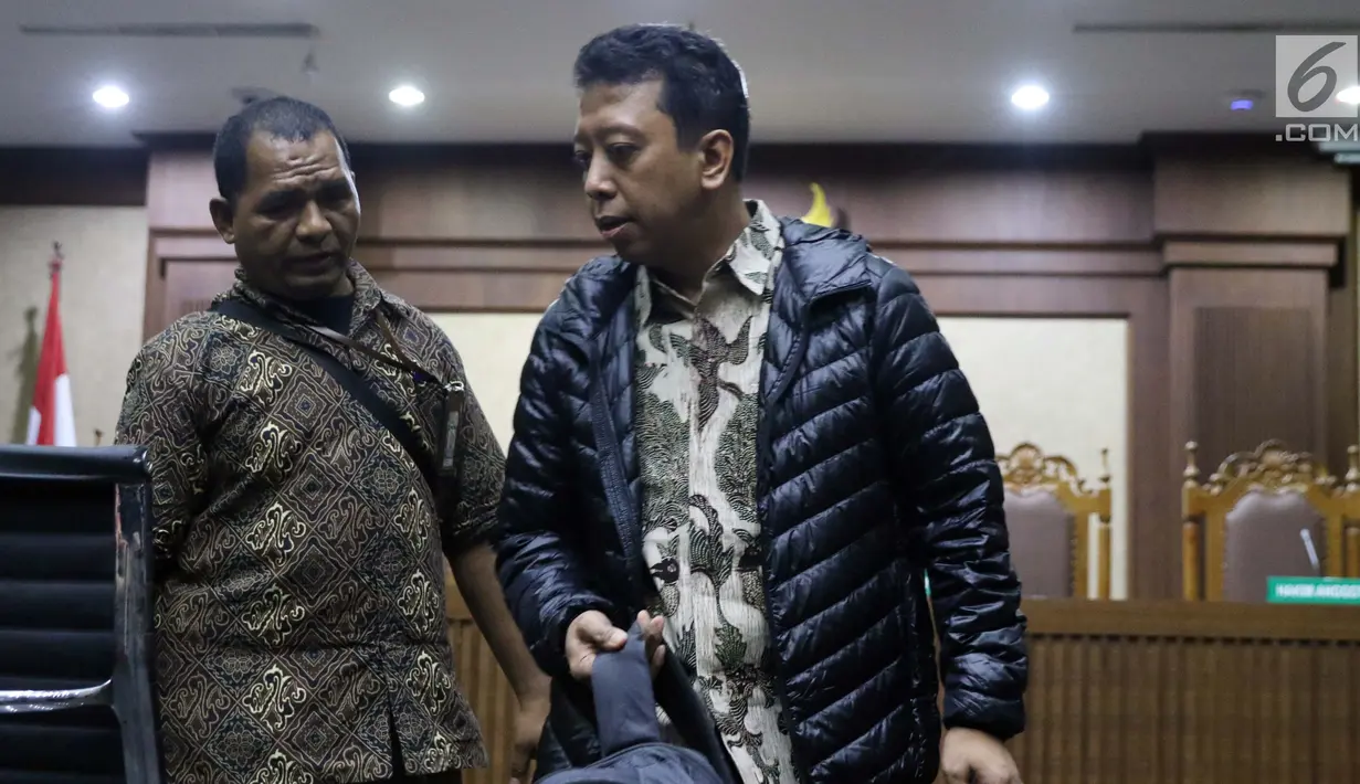 Terdakwa kasus suap jual-beli jabatan di lingkungan Kemenag, M Romahurmuziy (kanan) usai menjalani sidang lanjutan di Pengadilan Tipikor, Jakarta, Rabu (18/9/2019). Sidang yang seharusnya beragendakan pembacaan eksepsi dibatalkan karena terdakwa mengaku sakit. (Liputan6.com/Helmi Fithriansyah)