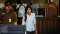 Jessica Kumala Wongso berjalan menuju kursi terdakwa untuk menjalani sidang pembacaan putusan di PN Jakarta Pusat, Kamis (27/10). Ada 377 lembar berkas putusan vonis perkara kematian Mirna yang sudah disiapkan majelis hakim. (Liputan6.com/Faizal Fanani)