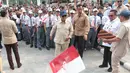 Presiden Prabowo Subianto menyapa sejumlah pelajar SMAN 34 Jakarta di bawah Stasiun LRT Manggarai, Jakarta, Rabu (16/9/2026). Para pelajar tampak antusias menyambut kedatangan Presiden setelah menjajal perjalanan LRT dari Kelapa Gading. (KLY/Budy Santoso)
