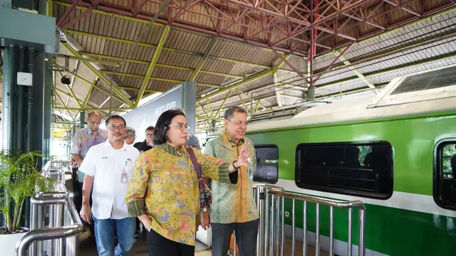 Menteri Keuangan (Menkeu) Sri Mulyani menggunakan Kereta Istimewa yang dioperasikan oleh KAI Wisata
