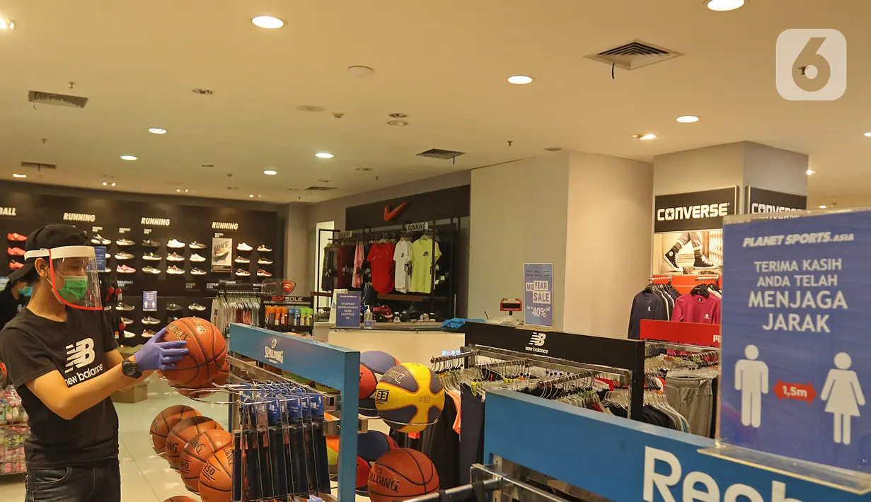 Pekerja mengecek bola di Mall Margo City, Depok, Jawa Barat, Selasa (9/6/2020). Pusat perbelanjaan atau mal di Kota Depok akan mulai dibuka pada 16 Juni 2020 dengan menerapkan sejumlah aturan protokol kesehatan yang ketat. (Liputan6.com/Herman Zakharia)