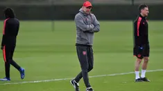 Pelatih Arsenal, Arsene Wenger melihat pemainnya berlatih di London Colney Arsenal, Inggris (4/4). Arsenal akan bertanding melawan wakil Rusia, CSKA Moscow pada leg pertama babak perempat final Liga Europa di Stadion Emirates. (AFP Photo/Ben Stansall)