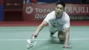 Chou Tien Chen jatuh bangun mencoba mengembalikan pukulan smes dari Lin Dan pada babak kedua Indonesia OPen 2019. (Bola.com/Peksi Cahyo)