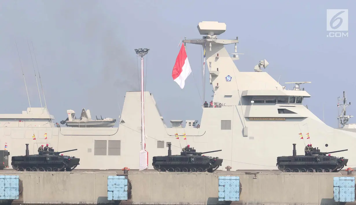 Prajurit TNI membawa tank saat melakukan gladi resik HUT TNI ke-72 di Cilegon, Banten, Selasa (3/10). Gladi resik tersebut untuk memperingati HUT TNI ke-72 yang dilaksanakan tanggal 5 Oktober. (Liputan6.com/Angga Yuniar)