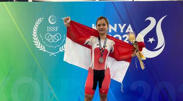 Ayustina Priatna memamerkan medali perak yang didapatkannya di nomor omnium elite putri ISG 2021 Konya.