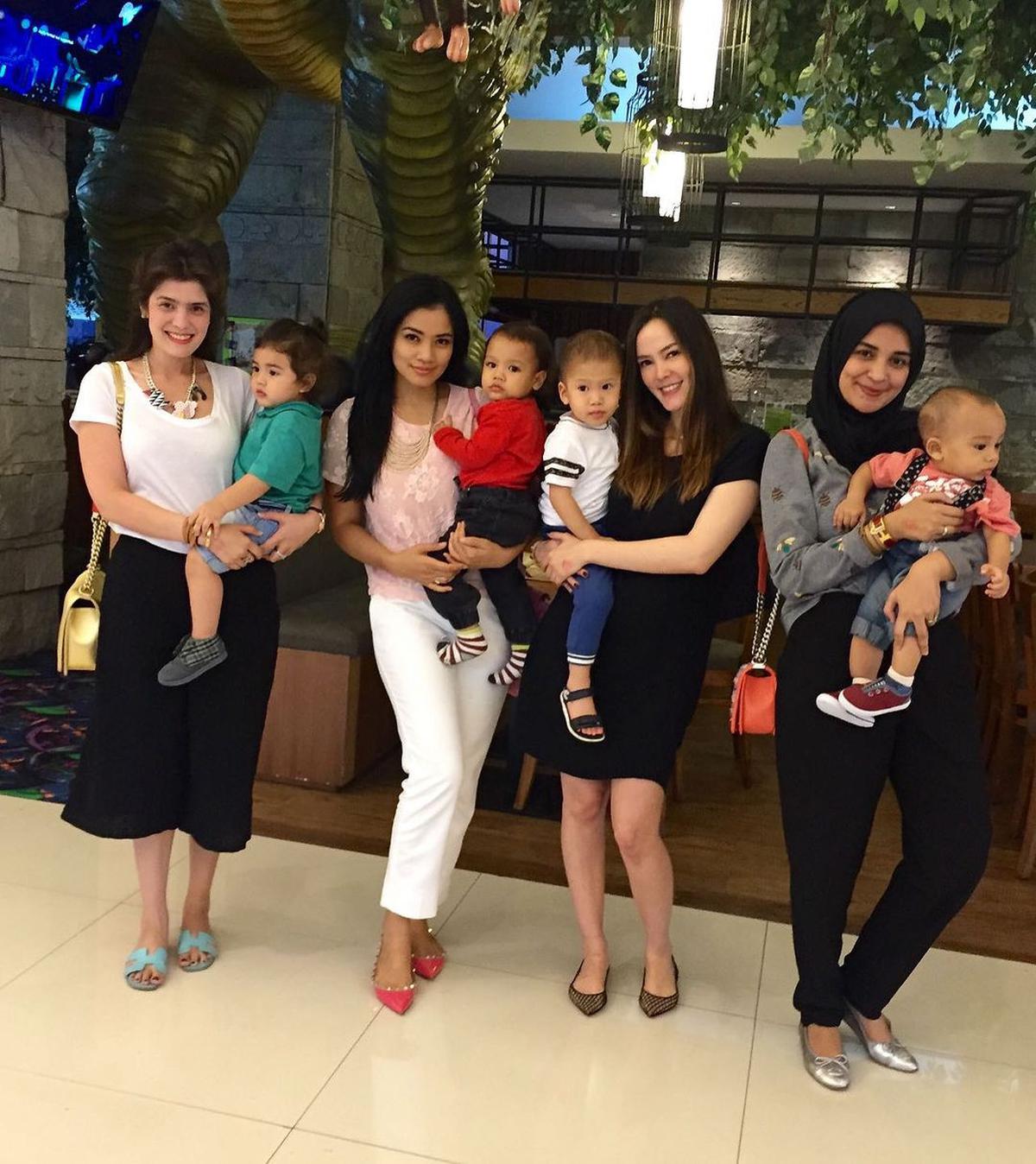 7 Potret Titi Kamal, Marcella Zalianty sampai Cathy Sharon Kumpul Bareng, Usia Sudah 40-an Awet Muda Semua