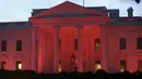 Gedung Putih dihiasi cahaya warna pink sebagai tanda dukungan atas kewaspadaan bahaya kanker payudara, Washington, Jumat (9/10/2015). Tiap tahunnya di bulan Oktober, ditetapkan sebagai bulan kewaspadaan atas kanker payudara. (REUTERS/Yuri Gripas)