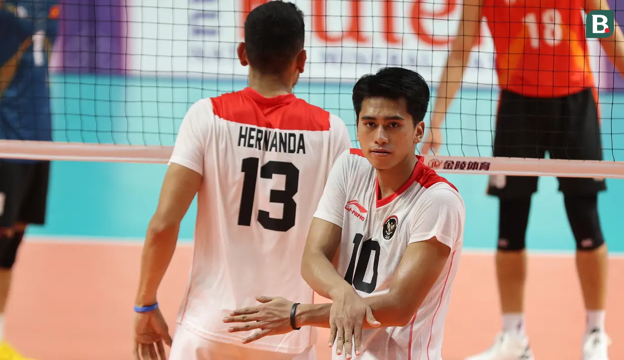 Pemain Timnas voli putra Indonesia, Putratama Fahri Septian (kanan),memberikan isyarat saat melawan Vietnam pada laga Semifinal Bola Voli Putra SEA Games 2023 di Olympic Complex Indoor Main Hall, Phonm Penh, Minggu (7/5/2023). (Bola.com/Abdul Aziz)